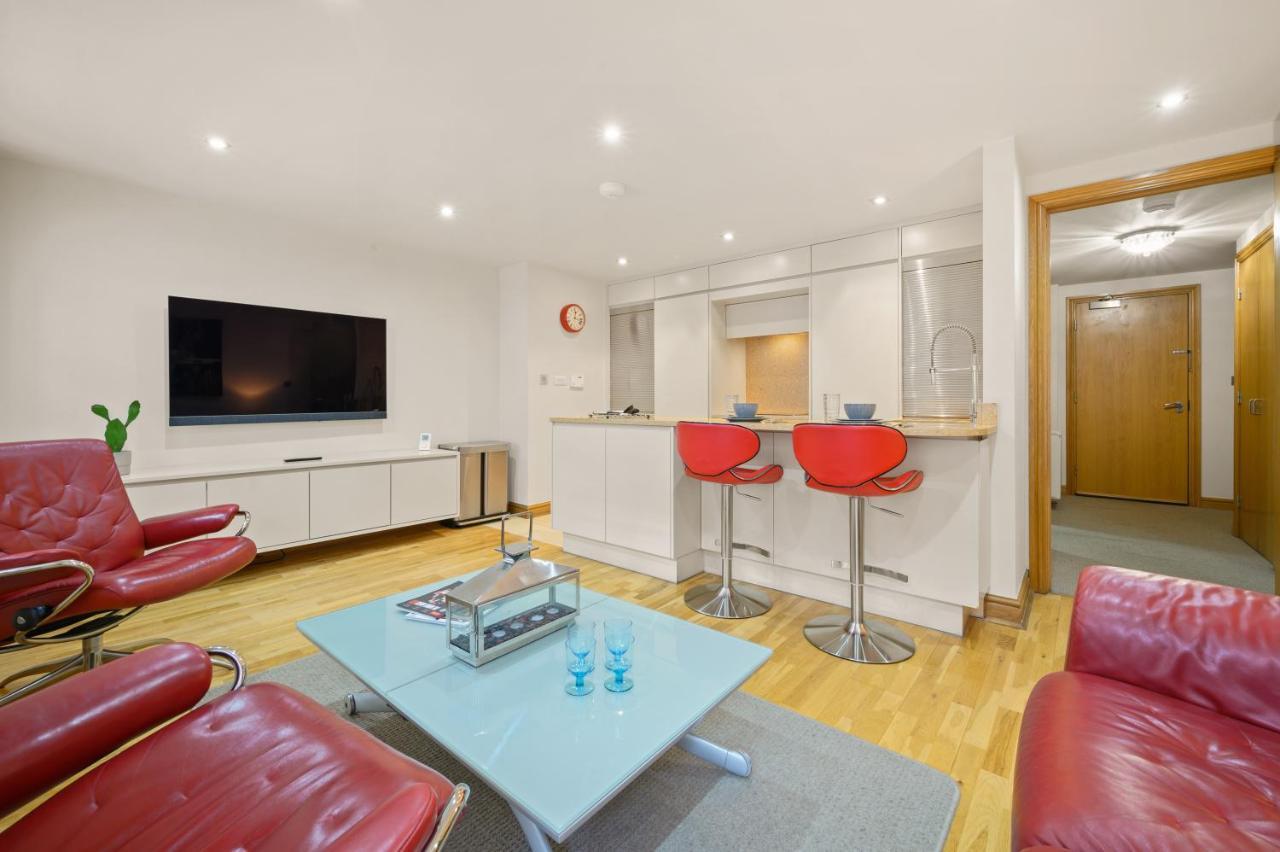 Lovely 2 Double Bedroom Flat With Patio Manchester Exterior photo